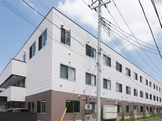 白と灰色の建物の外観