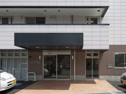 入口の明るい外観