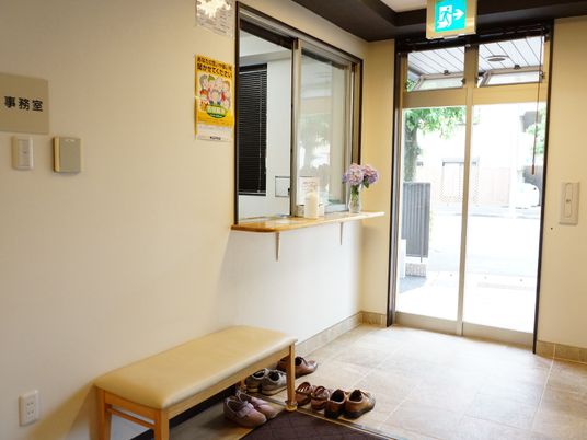 玄関に設置されたベンチ