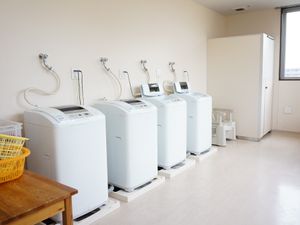 清潔な洗濯機並ぶ室内