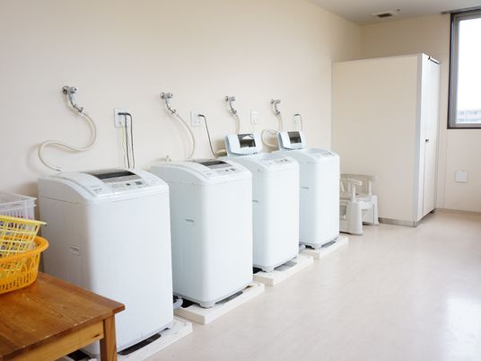 清潔な洗濯機並ぶ室内