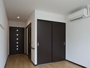 居室のクローゼットとドア