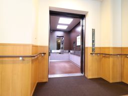 エレベーター前の廊下