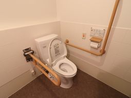 手すり付き快適トイレ設備