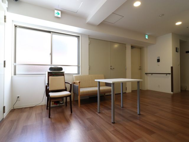 明るい休憩室空間 テーブル 清潔感のあふれる休憩室で、ご自由におくつろぎいただけます。木目調の床が温かみを感じさせる空間です。