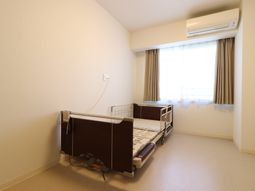 調整可能なベッドのある居室