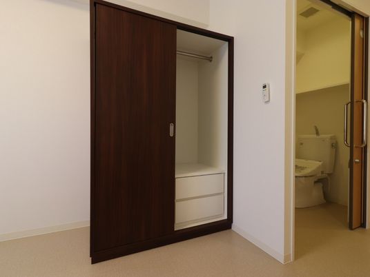 洋室とトイレの入口