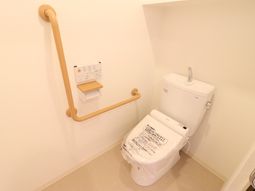 手すり付き清潔なトイレ