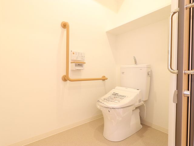 バリアフリーなトイレ トイレ サポートバー付きで安全に配慮された清潔なトイレ空間です。