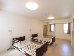 明るい病室の内観