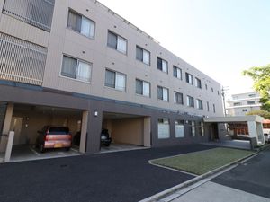 建物全景と駐車場