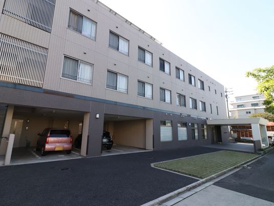 建物全景と駐車場