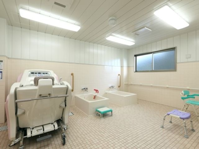 清潔なバリアフリー浴室 浴室 清潔感のあふれる広々とした浴室です。機能的な設計で、すべての方が安全にご利用いただける環境が整っています。
