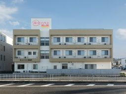 白い建物の外観