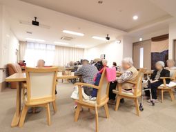 共有スペースで過ごす人々