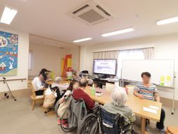 明るい多目的室の様子