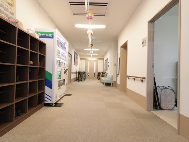 明るい綺麗な廊下 通路 清潔感があり、落ち着いた色合いの廊下が広がっており、快適な勤務環境が整っています。種々の掲示もあり、情報共有もスムーズです。