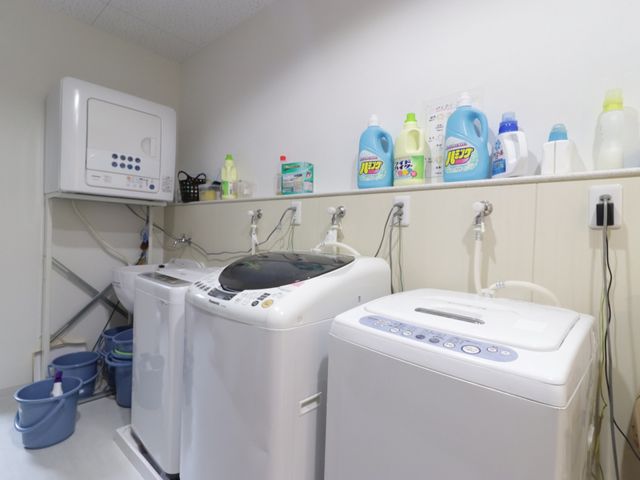 設備整った洗濯室 ランドリー 洗濯機や乾燥機が整えられた清潔な洗濯室です。利用者の方の日常生活を支える設備が充実しています。