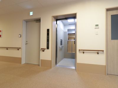 廊下と扉の様子