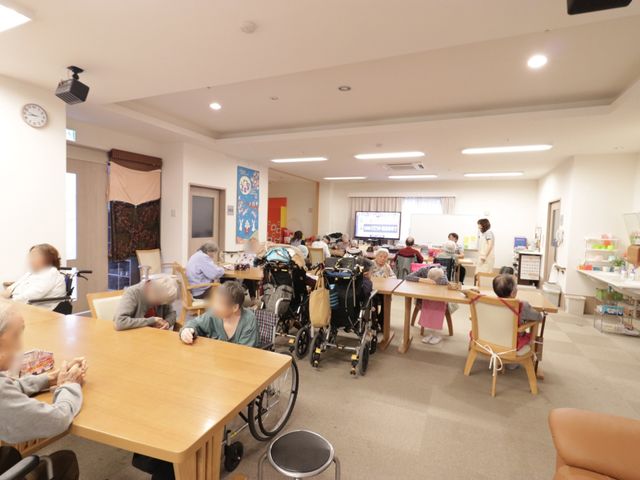 共有ダイニングルーム 食堂 明るく広々としたダイニングで、居心地の良い雰囲気です。スタッフと利用者様が交流する、和やかな時間を過ごせる場です。