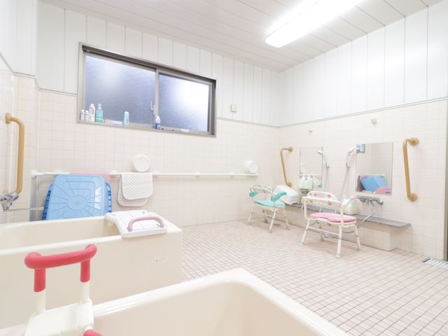 バリアフリー設計の浴室 浴室 安全に配慮した浴室です。手すりやシャワーチェアが整っており、快適にご利用いただけます。