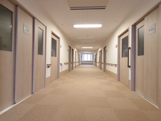 明るく清潔な廊下