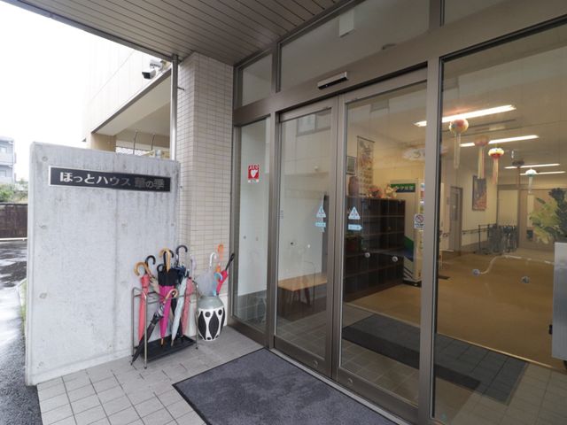 エントランスの風景 玄関 ガラス扉を通して見えるエントランスは、来訪者を温かく迎える雰囲気があります。お仕事を通じて安心と優しさを提供したい方におすすめです。