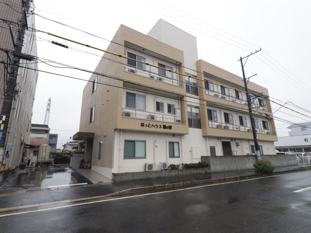 多階層の建物外観 外観 通り沿いに立地するこの建物は、多階層で、広々とした入口が特徴です。利便性を考えた立地で、日々の通勤も快適になるでしょう。