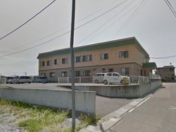 明るい外観の建物