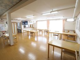 明るいダイニング風景