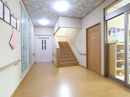 明るく広々とした廊下