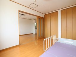 ベッドとクローゼットのある部屋