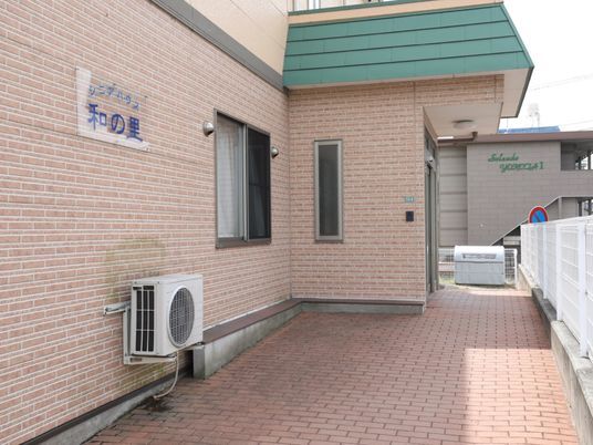 施設外観のエントランス