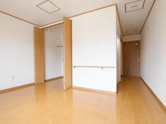 広々とした明るい居室