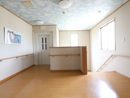 明るく広々とした廊下