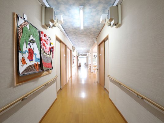廊下に飾られたアート作品