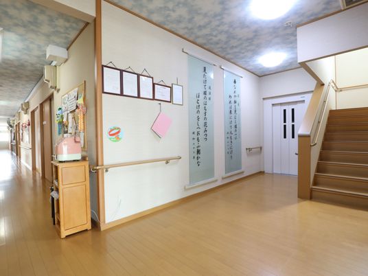 廊下に掲示物と階段