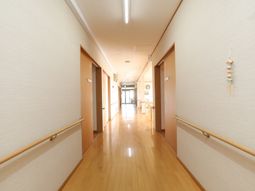 明るい廊下の風景