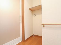 手すり付きの明るいクローゼット