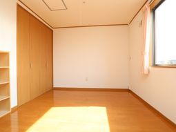 明るい居室の一角