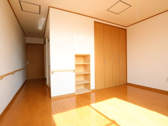 居室には、広々とした収納庫や４段ボックスの棚を備え、家具を持ち込まなくても、ほとんどの荷物を仕舞うことができる。