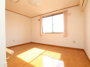 日差しが差し込む明るい居室