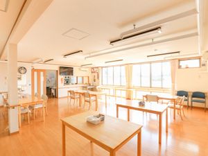 明るく広々とした食堂