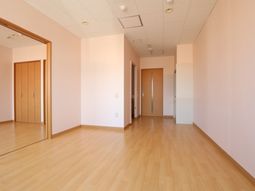 洋室の明るい空間