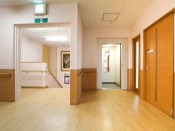 温かみのある廊下の様子