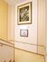 花の絵画が飾られた廊下