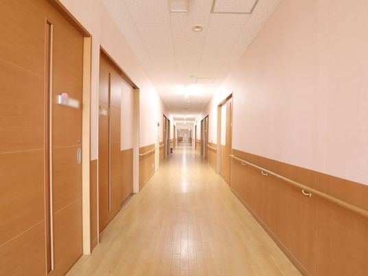 落ち着いた色合いの廊下