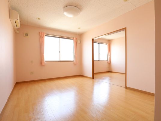 広々とした明るい居室