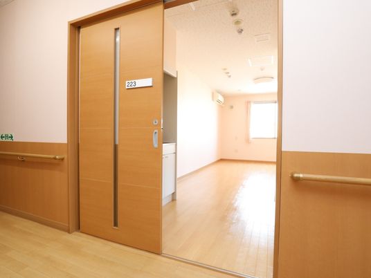 明るい居室のドア
