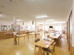 広々とした明るい食堂